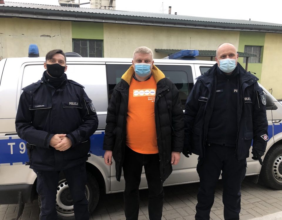 Babnk Zywnosci w Piszu i policja pomagają razem.